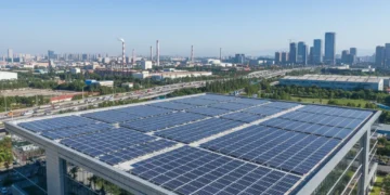 Commercial building with rooftop solar panels under a clear blue sky, symbolizing sustainable energy and commercial solar financing.