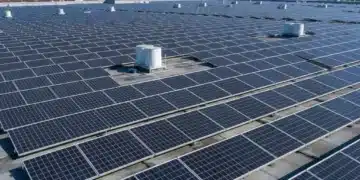 Commercial rooftop solar array with advanced inverter technology